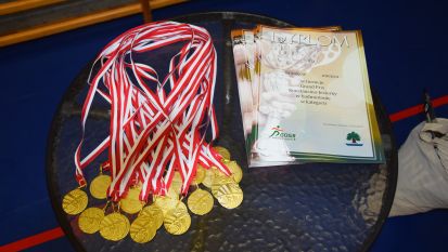 Na stoliku leżą medale i dyplomy